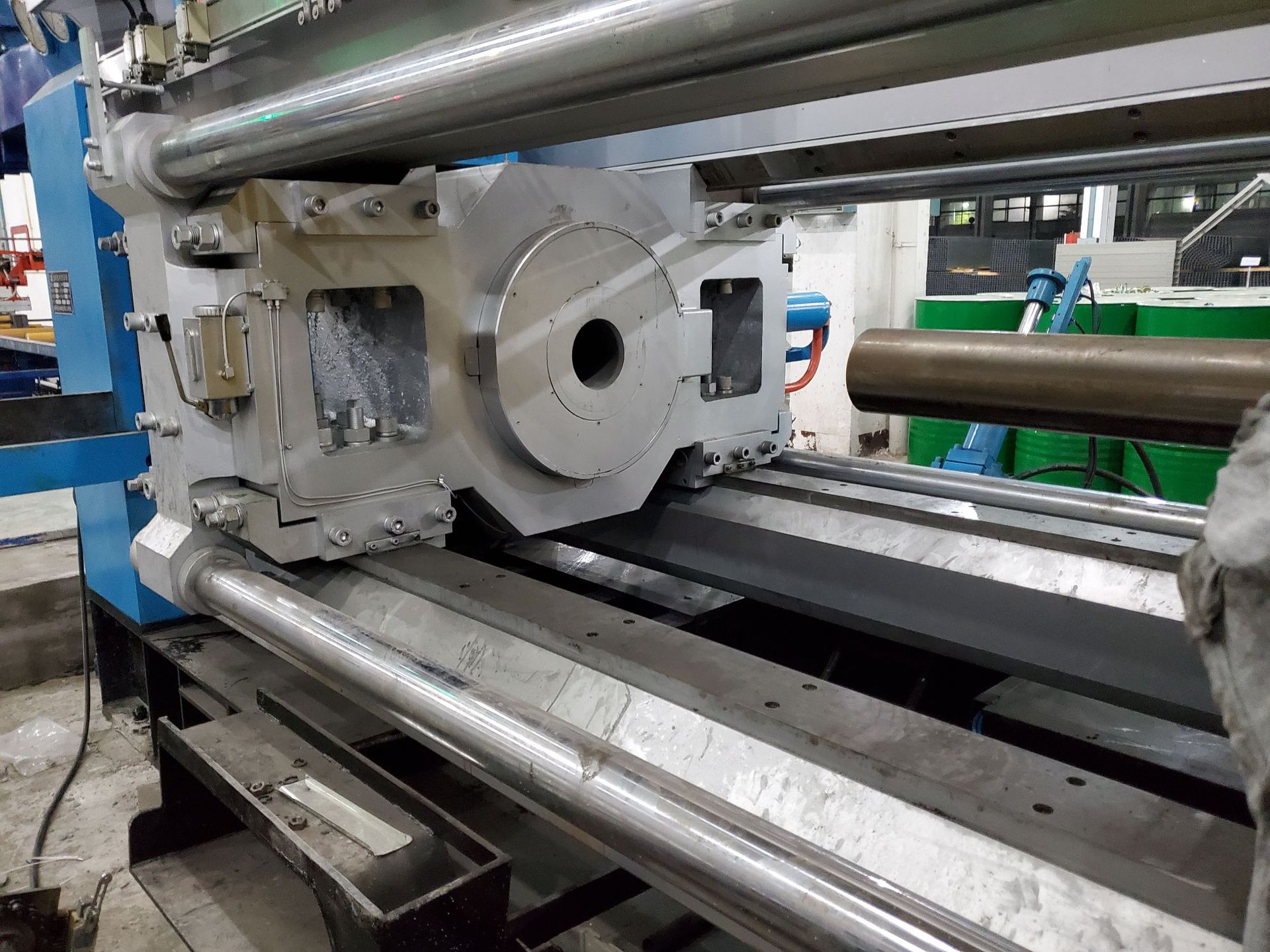 ligne d'extrusion d'aluminium 2200MT d'occasion année 2015 gauche